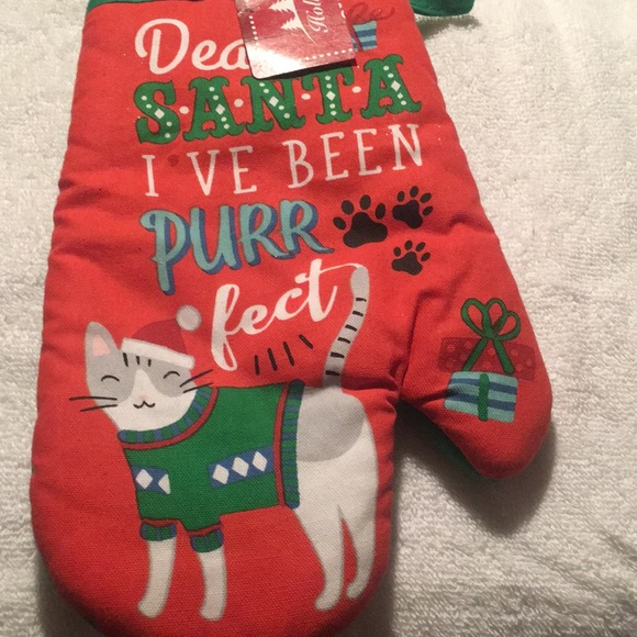 11/27 host pick 🎉🎉 Cat Christmas print 2 potholders and 1 mitt. - Picture 4 of 4
